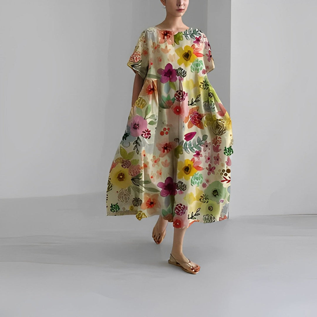 Frontvisning: Løstsiddende boho damekjole med levende blomsterprint. Komfortabel og stilfuld.
