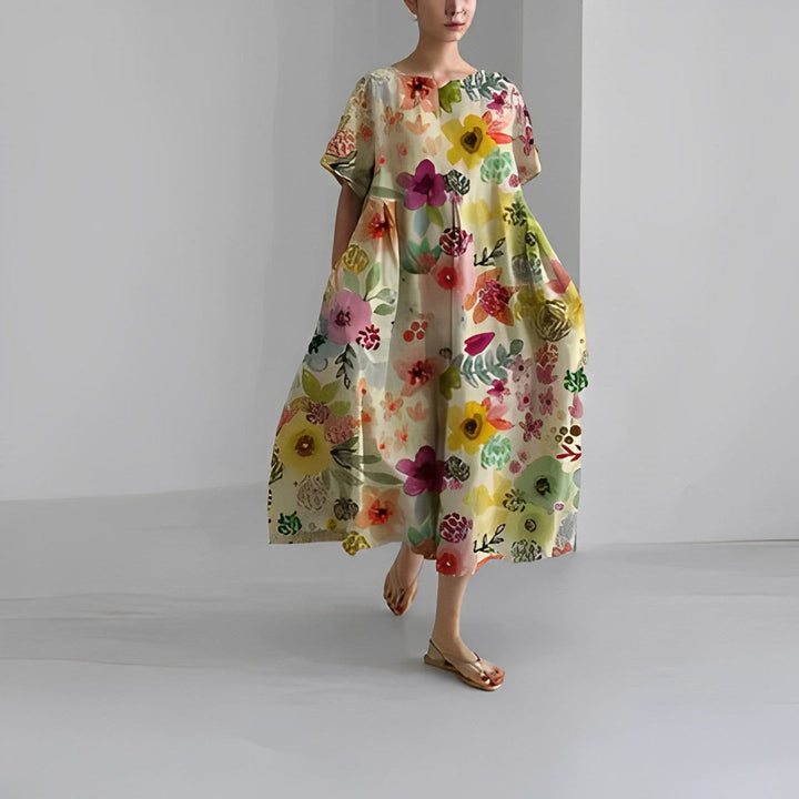 Frontvisning: Løstsiddende boho damekjole med levende blomsterprint. Komfortabel og stilfuld.