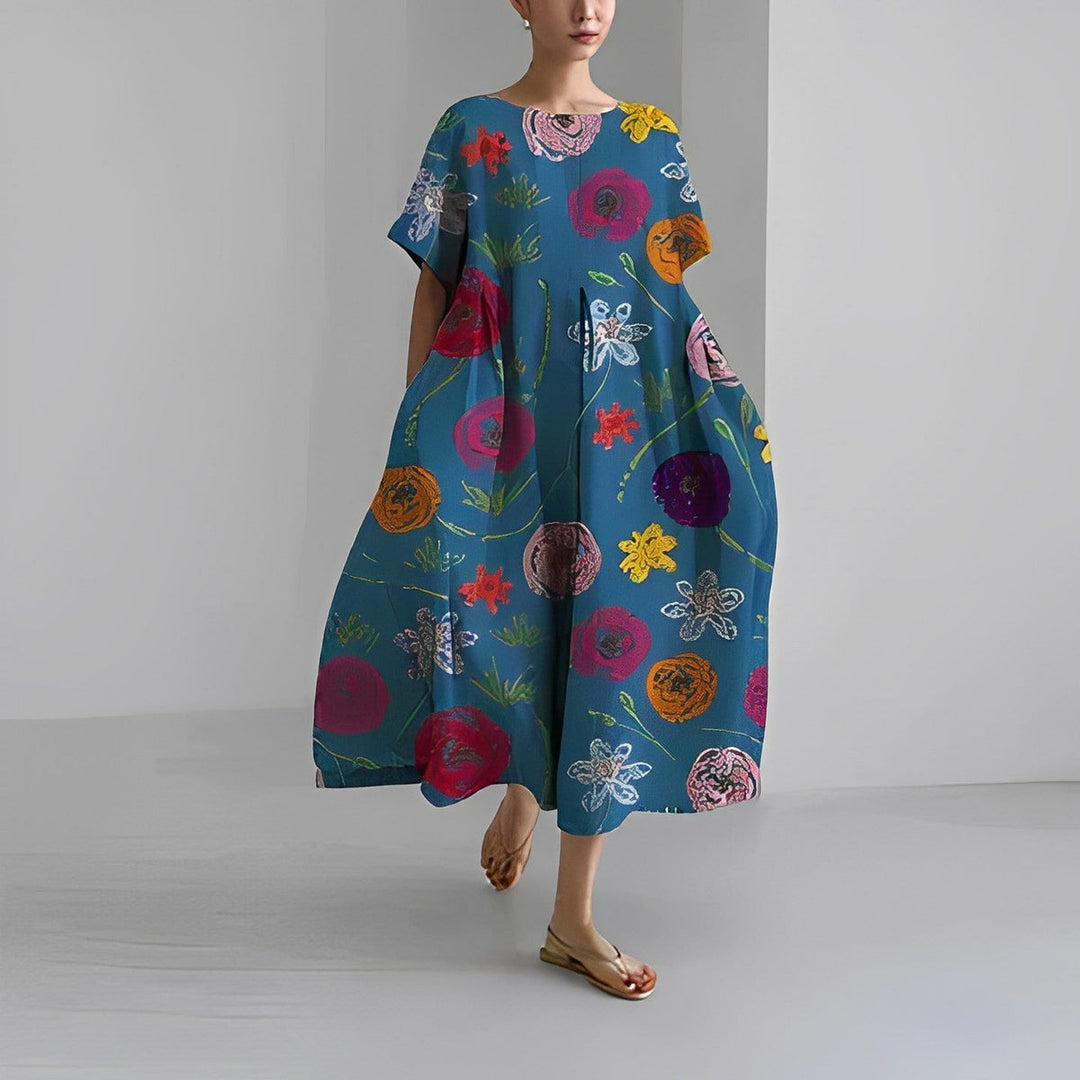 Let og åndbar sommerkjole til kvinder. Blomstret og løstsiddende i boho-stil, perfekt til varme dage.