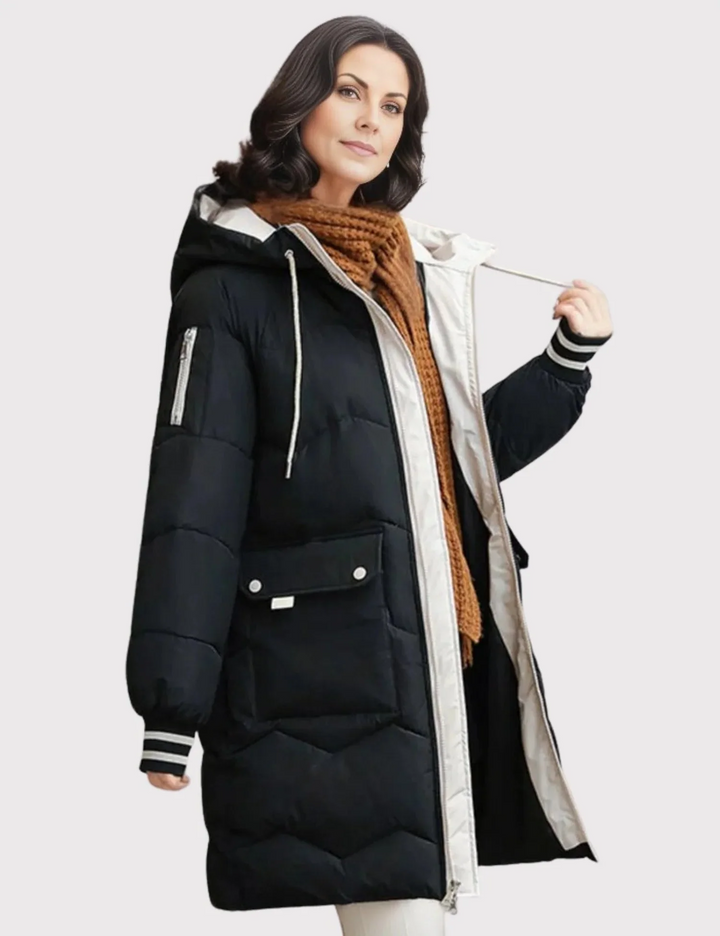 Lang dame vinterjakke med hætte i stilfuldt design. Varm og komfortabel jakke perfekt til kolde dage.