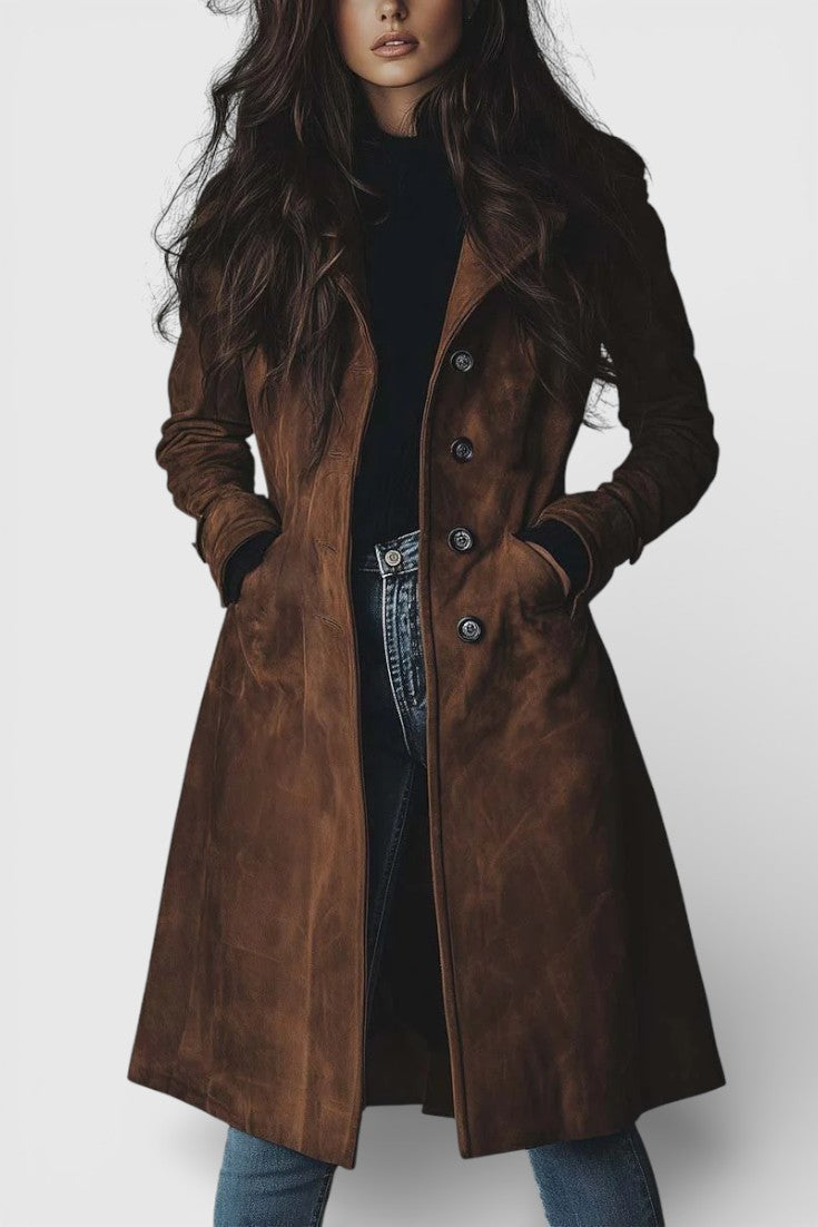 Tidløs lang frakke til kvinder i elegant ruskindslook; perfekt til klassisk overtøj.
