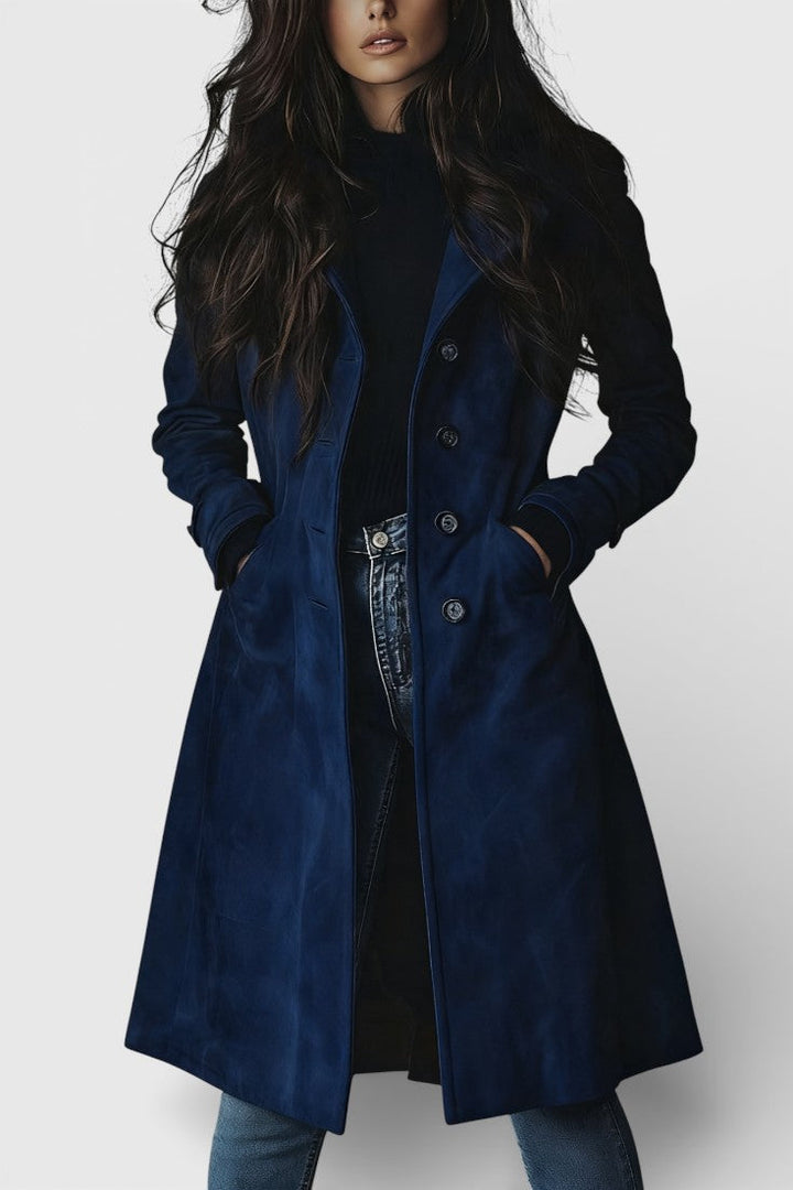 Klassisk lang frakke i ruskindslook til damer, udstråler elegance og tidløs stil.