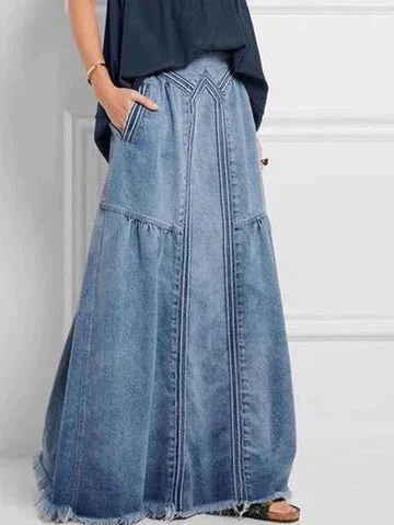 Lang denim nederdel med elastisk talje, elegant design set forfra. Perfekt til alsidige looks og forskellige lejligheder.