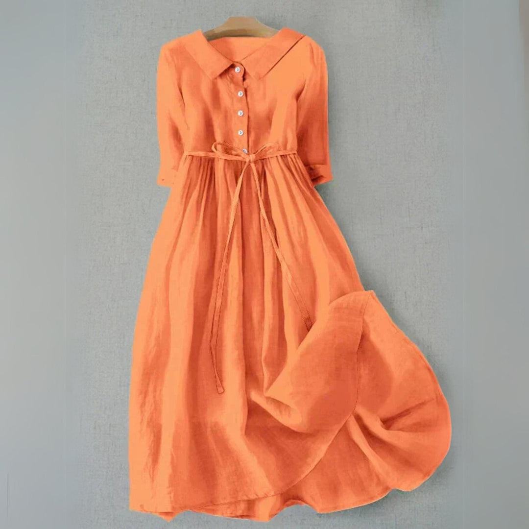 Plus size damekjole, lang skjortekjole med elegant bælte. Moderne og komfortabel til casual brug.