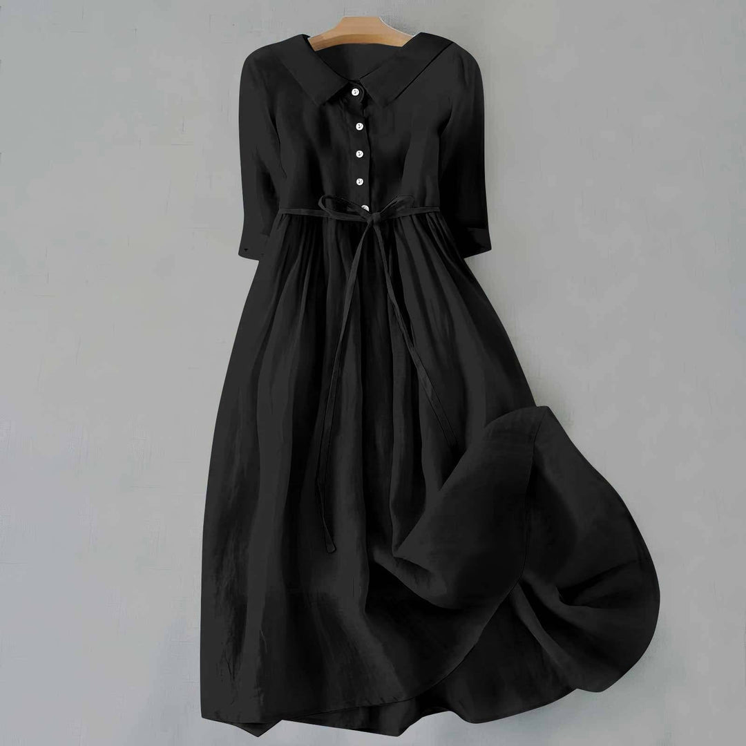 Komfortabel plus size skjortekjole med bælte til damer. Lang casual kjole i moderne design.