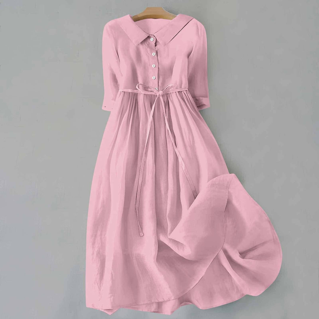 Moderne lang skjortekjole til damer i plus size. Med bælte for elegant look, perfekt til hverdagen.