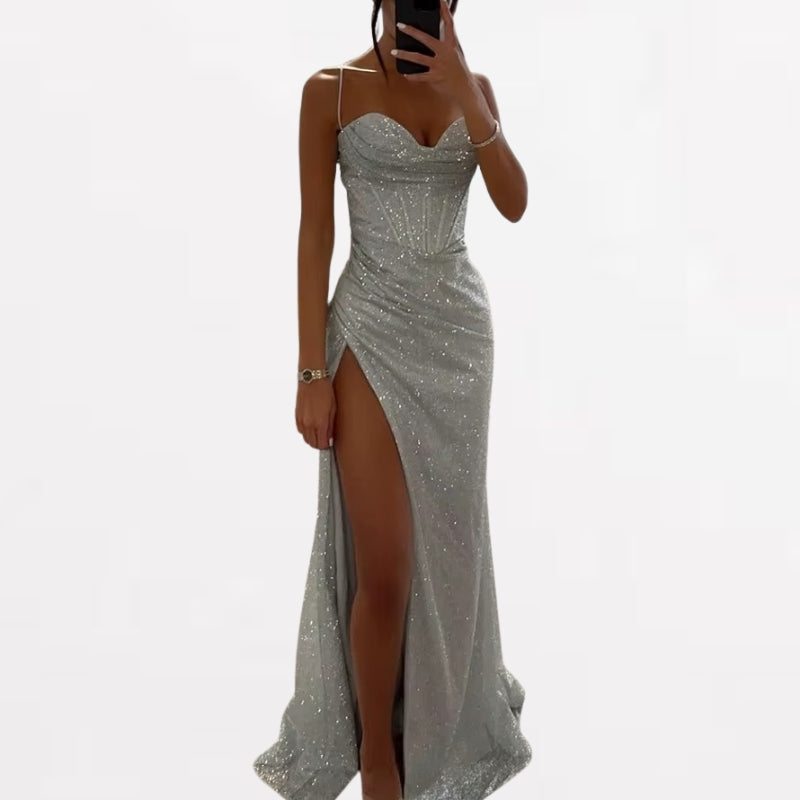 Moderne lang dame sommerkjole med ærmeløs pasform og trendy sideslids, et statement for din stil.