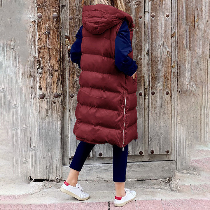 Hvid lang damevest med hætte. Stilfuld puffer vest for et elegant og varmt vinteroutfit.