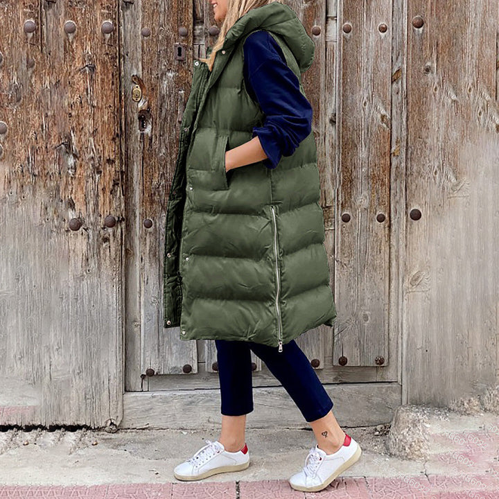Blå lang puffer vest til kvinder med hætte. Komfortabel og stilfuld beskyttelse mod kulde.