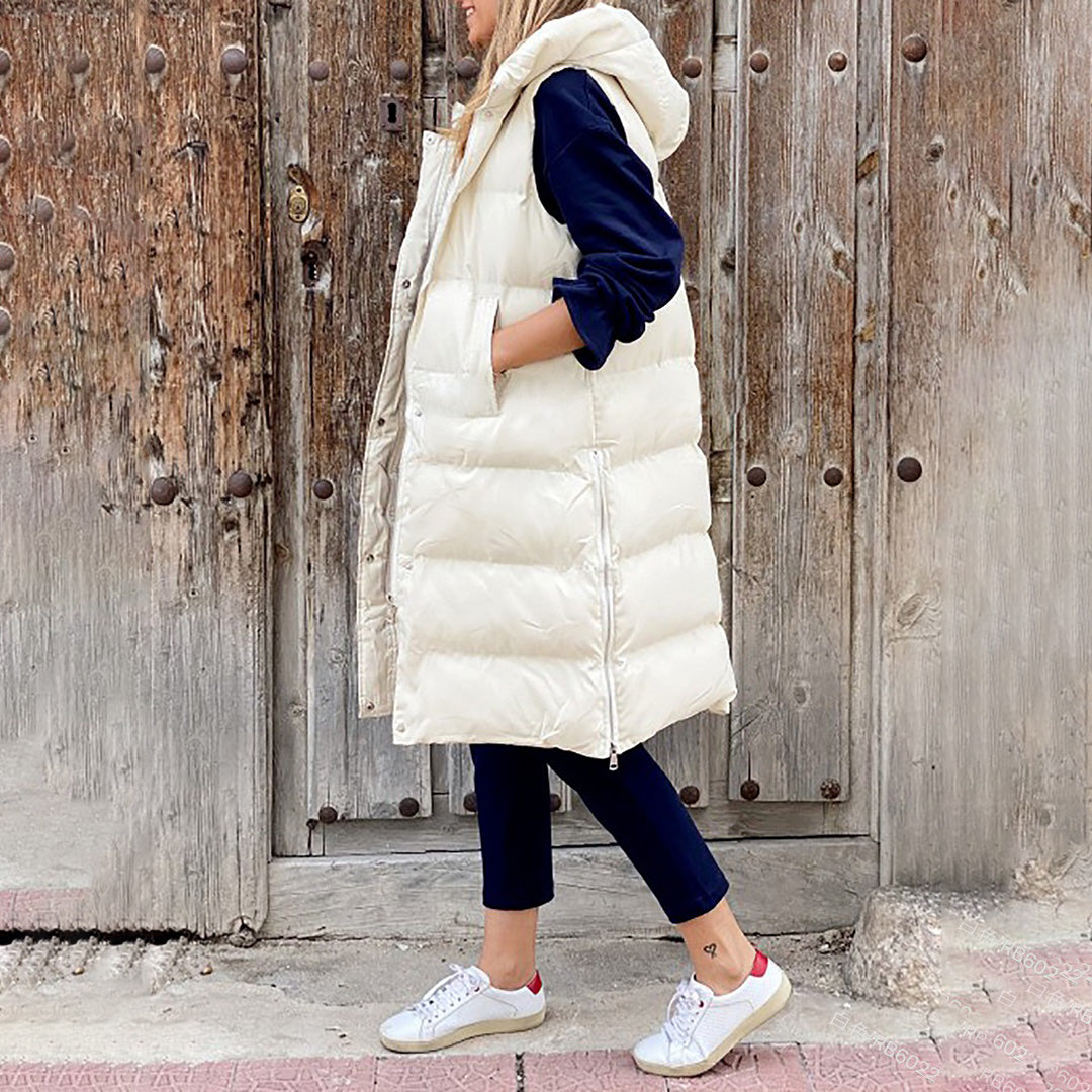 Lang stilfuld dame puffer vest i sort. Med justerbar hætte, perfekt til både efterår og vinter.