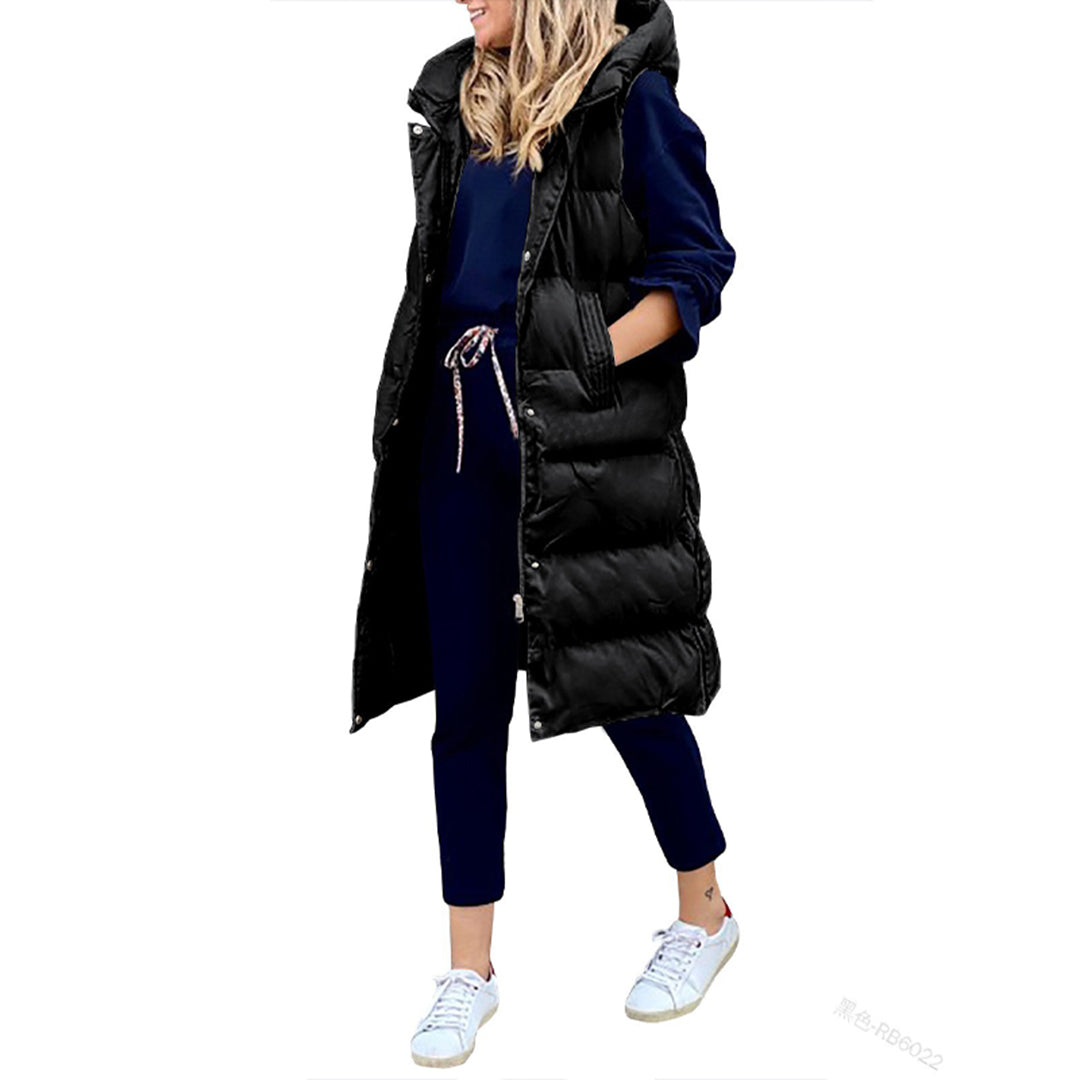 Navyblå lang damervest i puffer design. Hættevest for maksimal varme og stil på kolde dage.