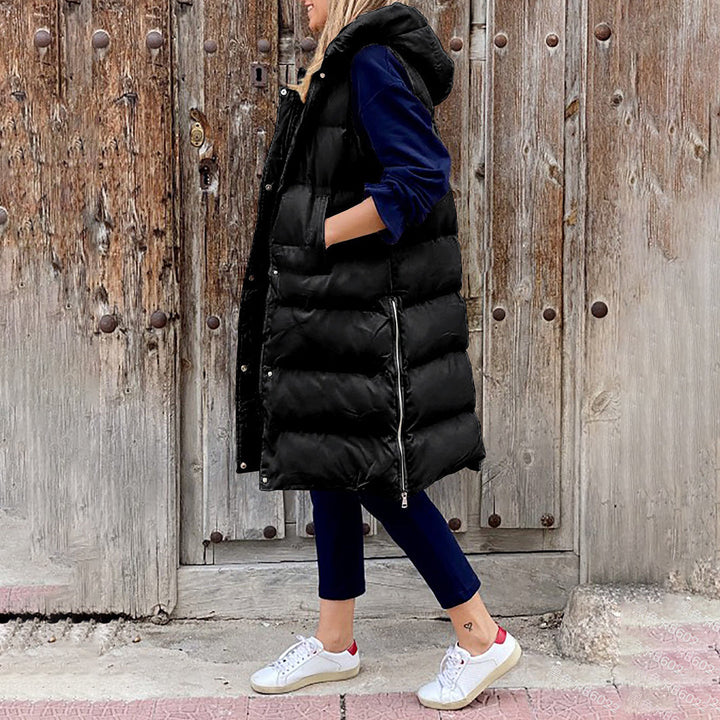 Elegant sort lang hættevest i puffer-design. Til kvinder der søger både varme og mode i ét.