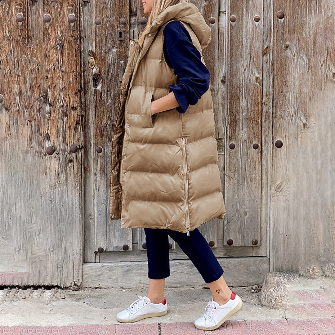 Stilfuld lang dame hættevest i puffer-design. Ideel til lagdelt look i efterår og vinterkulde.