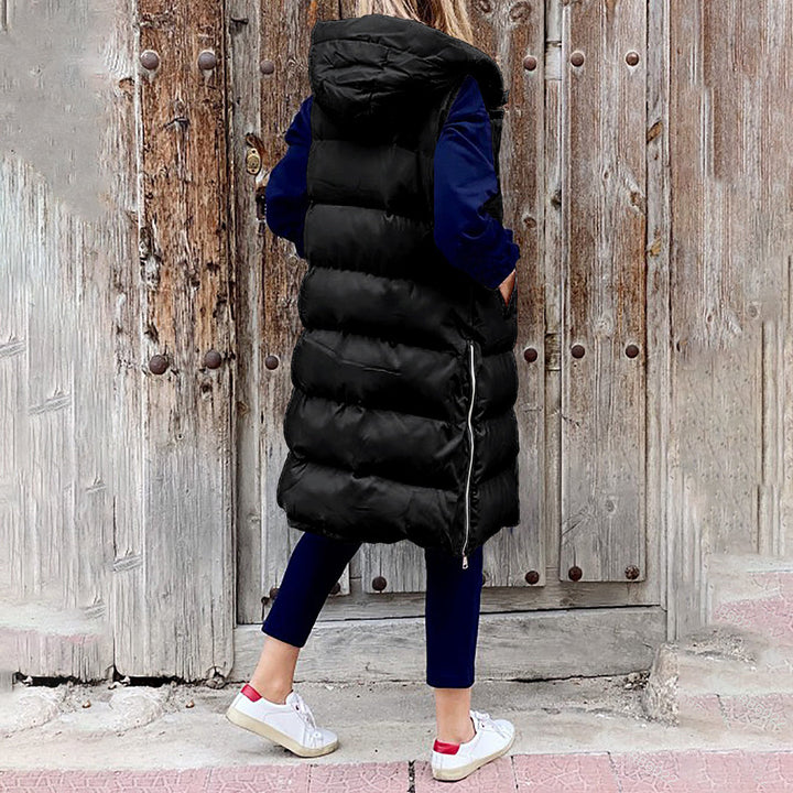 Lang, varm og stilfuld dame puffer vest med hætte. Ideel som overtøj til efterår og vinter.