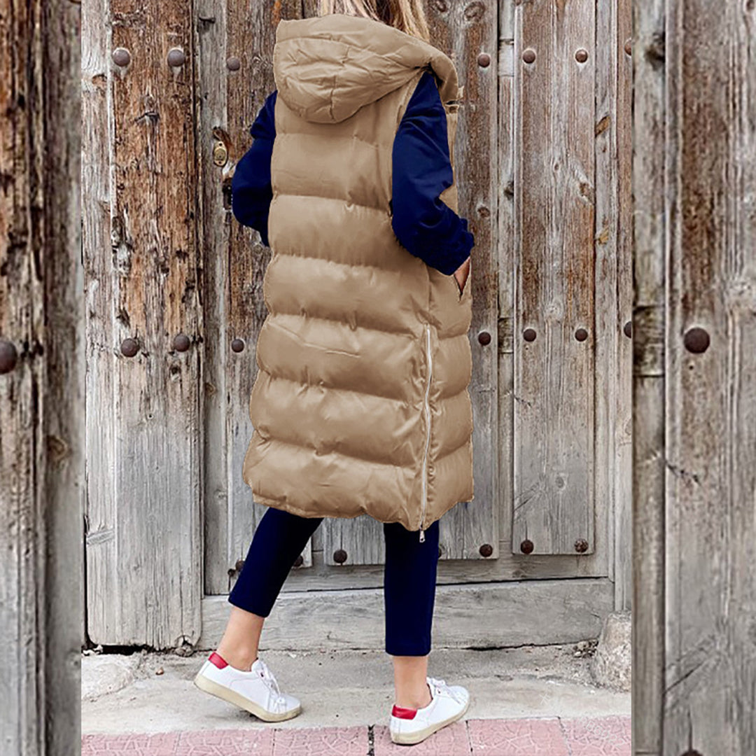 Varm marineblå lang puffer vest til damer. Hættevest sikrer komfortabel beskyttelse mod vinden.