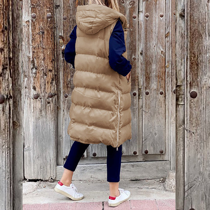 Varm marineblå lang puffer vest til damer. Hættevest sikrer komfortabel beskyttelse mod vinden.