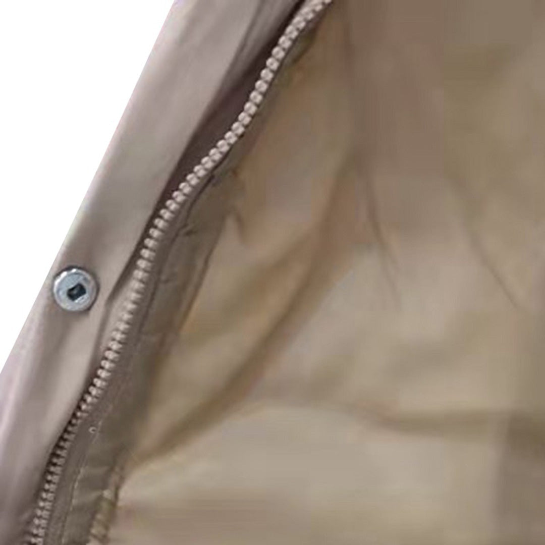 Moderne grå lang damevest med hætte. Trendy puffer vest for et stilfuldt efterårslook.