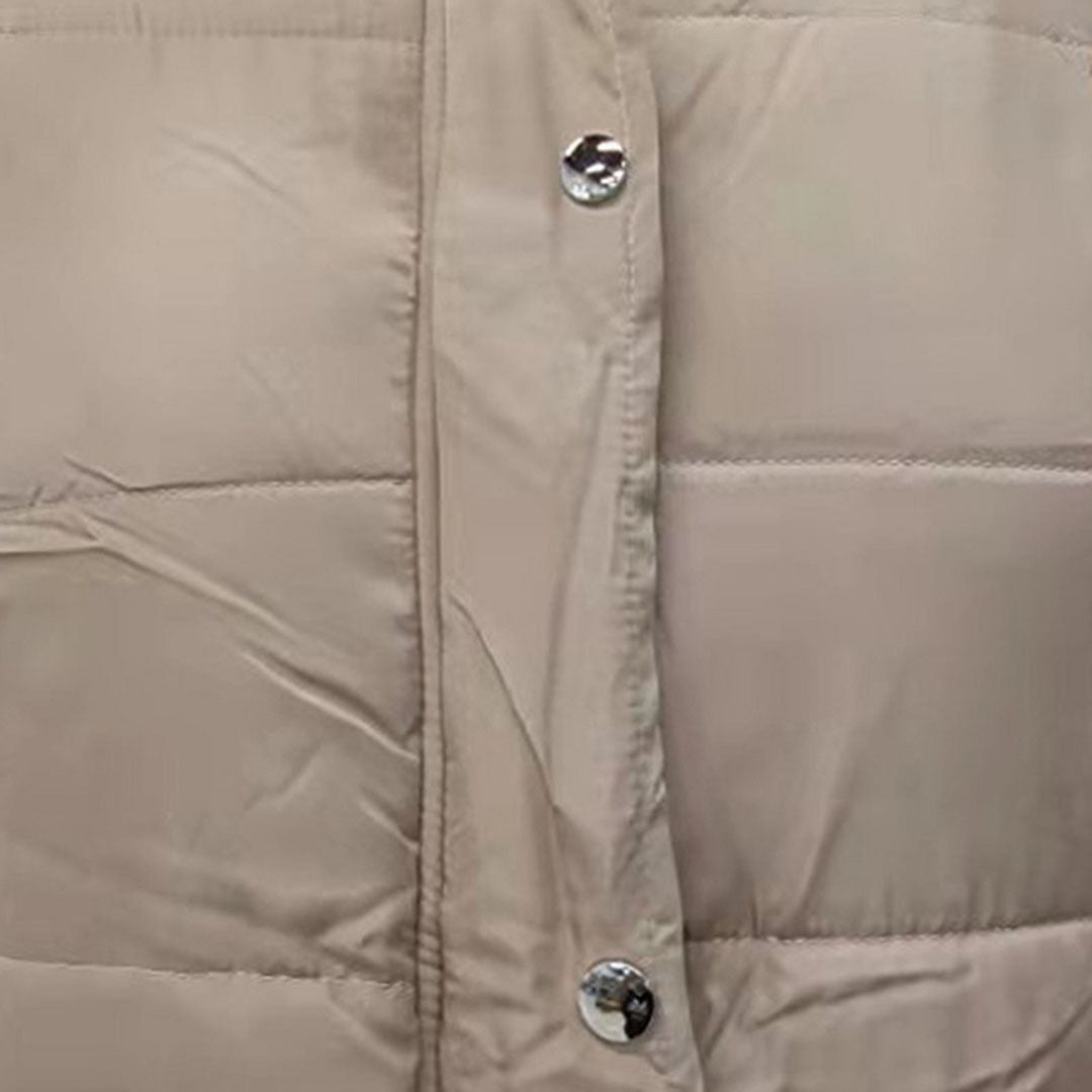 Elegant beige lang puffer vest til kvinder. Hættevest, der giver klassisk varme og mode i vintermånederne.