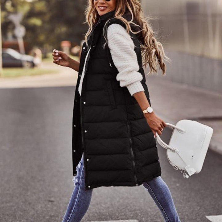 Grøn lang puffer vest med hætte til damer. Let og varm efterårsvest perfekt til lag-på-lag.