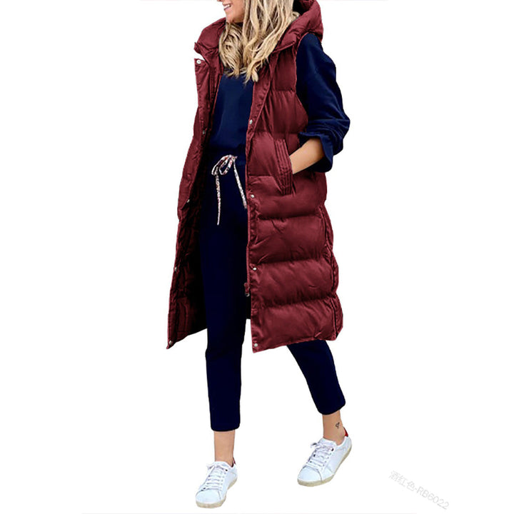 Trendy lilla lang dame puffer vest. Med hætte for ekstra varme og et modigt fashion statement.
