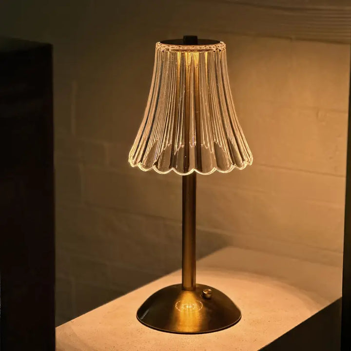 Elegant trådløs krystal bordlampe med LED lys, skaber stemning og moderne indretning. Justerbar lysstyrke.