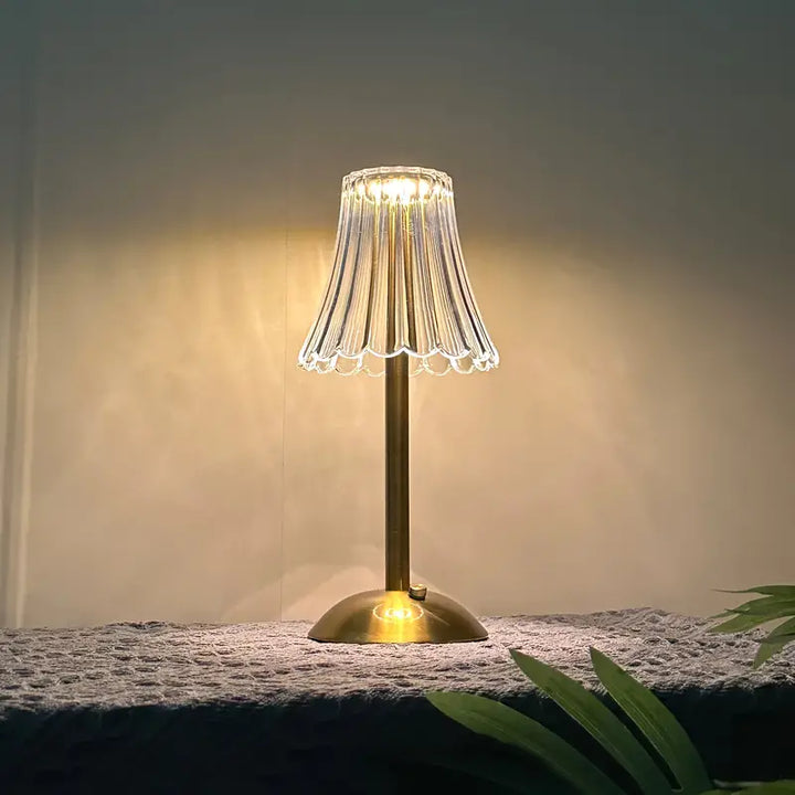 Stemningsfyldt LED bordlampe i krystal design; trådløs med 3 lysfarver til enhver indretning og stemning.