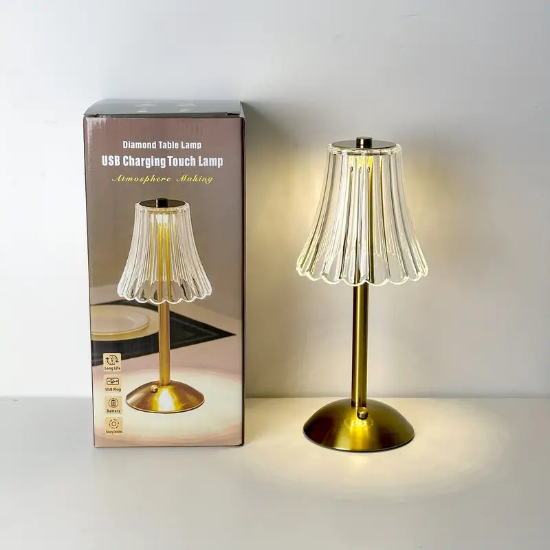 Nærbillede af skinnende LED krystal bordlampe. Viser elegant design, dæmpbar touch-funktion og varmt lys.