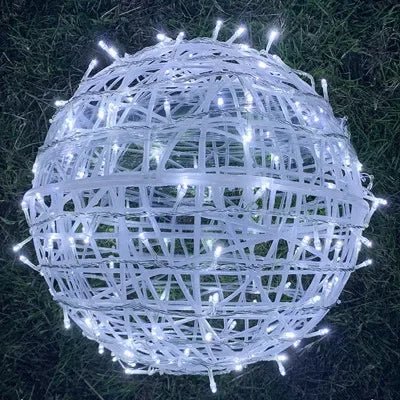 Lysende LED kugler i mørket. Smukt dekorationslys der oplyser terrassen eller græsplænen med blødt skær.