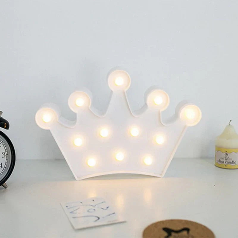 Nærbillede af LED natlampe i form af en måne. Viser detaljer og den bløde glød fra LED lyset.