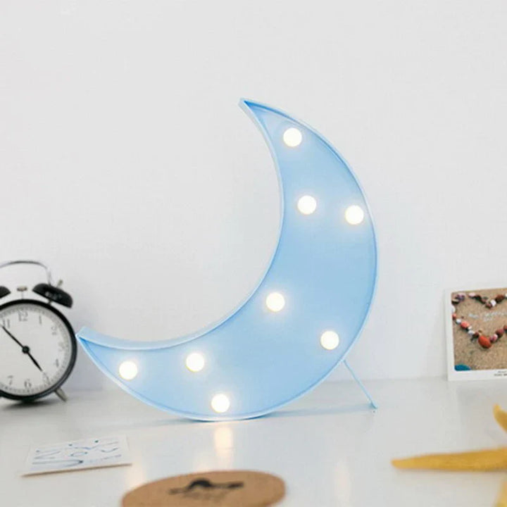 Barn der læser ved siden af en tændt LED natlampe. Giver hygge og tryghed i børneværelset.