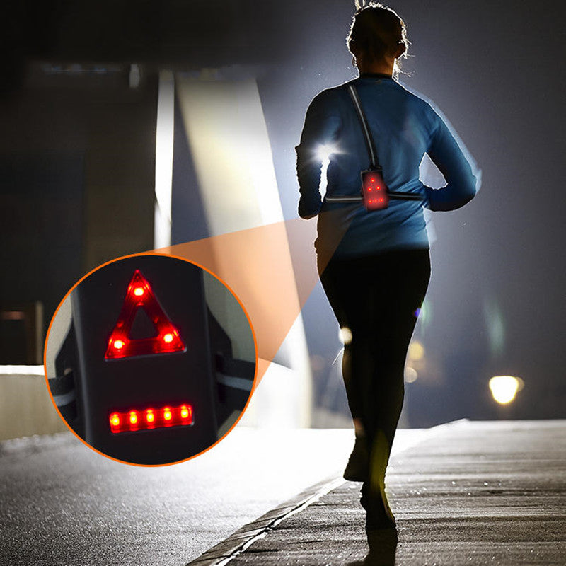 Løber med LED-pandelygte i mørket, sikrer klar synlighed og sikkerhed under natløb og trail løb.