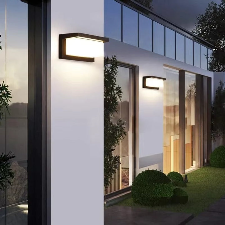 Udendørs sensorlampe LED. Robust væglampe med bevægelsessensor til have, terrasse og facade. Smart belysning.
