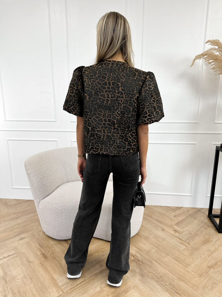 "Leopardmønstret bluse med pufærmer og knapdetaljer, trendy og komfortabel til dagligdags- og festanledning."