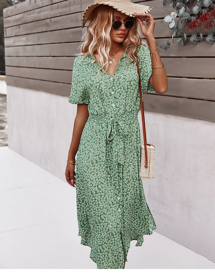 Behagelig hverdagskjole med blomsterprint og bindebånd. Ideel som forårskjole eller casual sommerkjole.