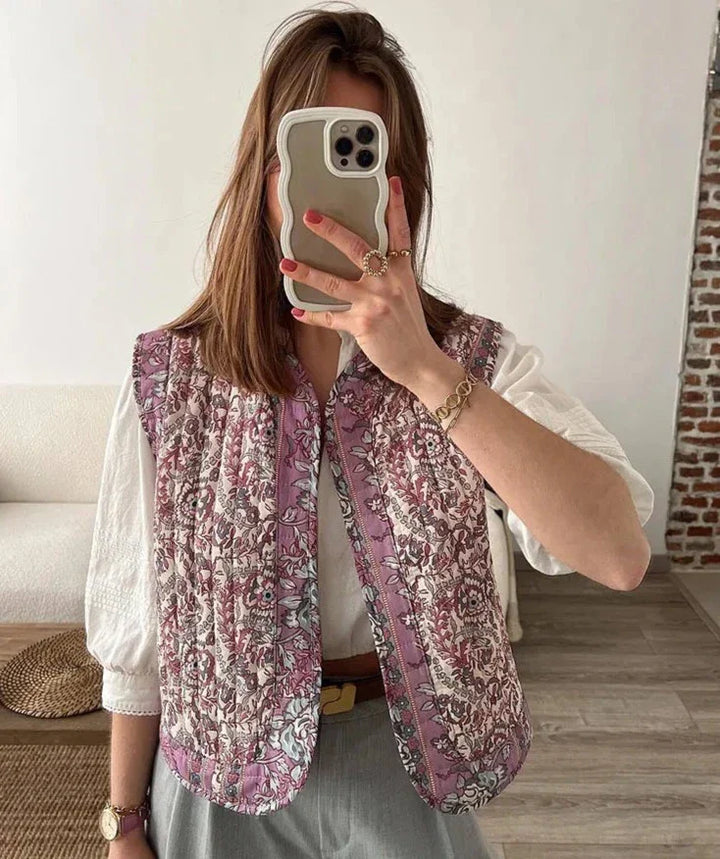 Let quiltet kvindevest uden ærmer, ideel til lag-på-lag-styling, med raffineret design for hverdag og fest.