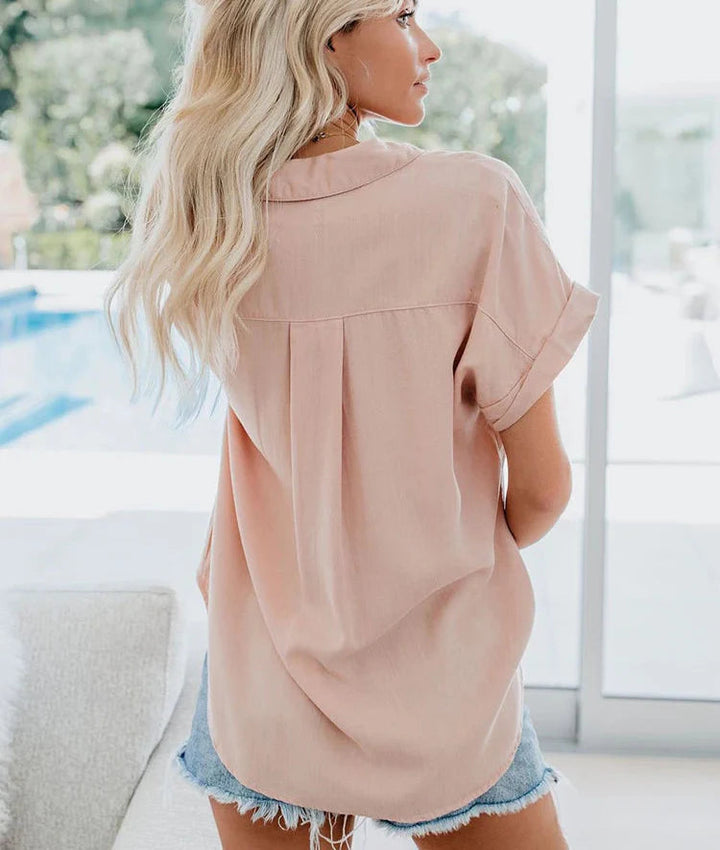 Komfortabel letvægts kvindebluse med løs pasform, elegant og casual sommer mode; perfekt til varme dage.