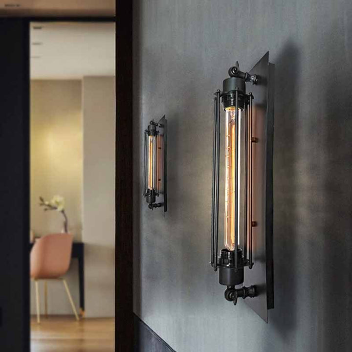 Lodret væglampe i elegant retro design, der skaber hyggelig belysning og tidløs indretning i hjemmet.