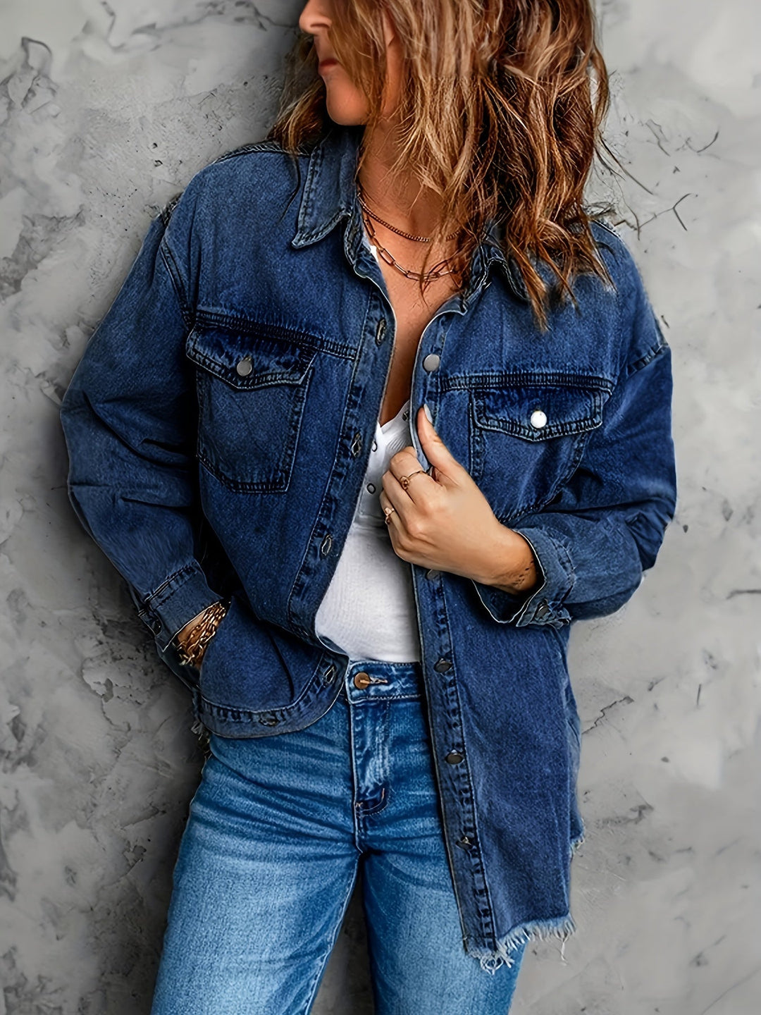 "Løs denim overskjorte for mænd, 100% bomuld, praktiske lommer, stilfuldt look, ideel til lag-på-lag styling."