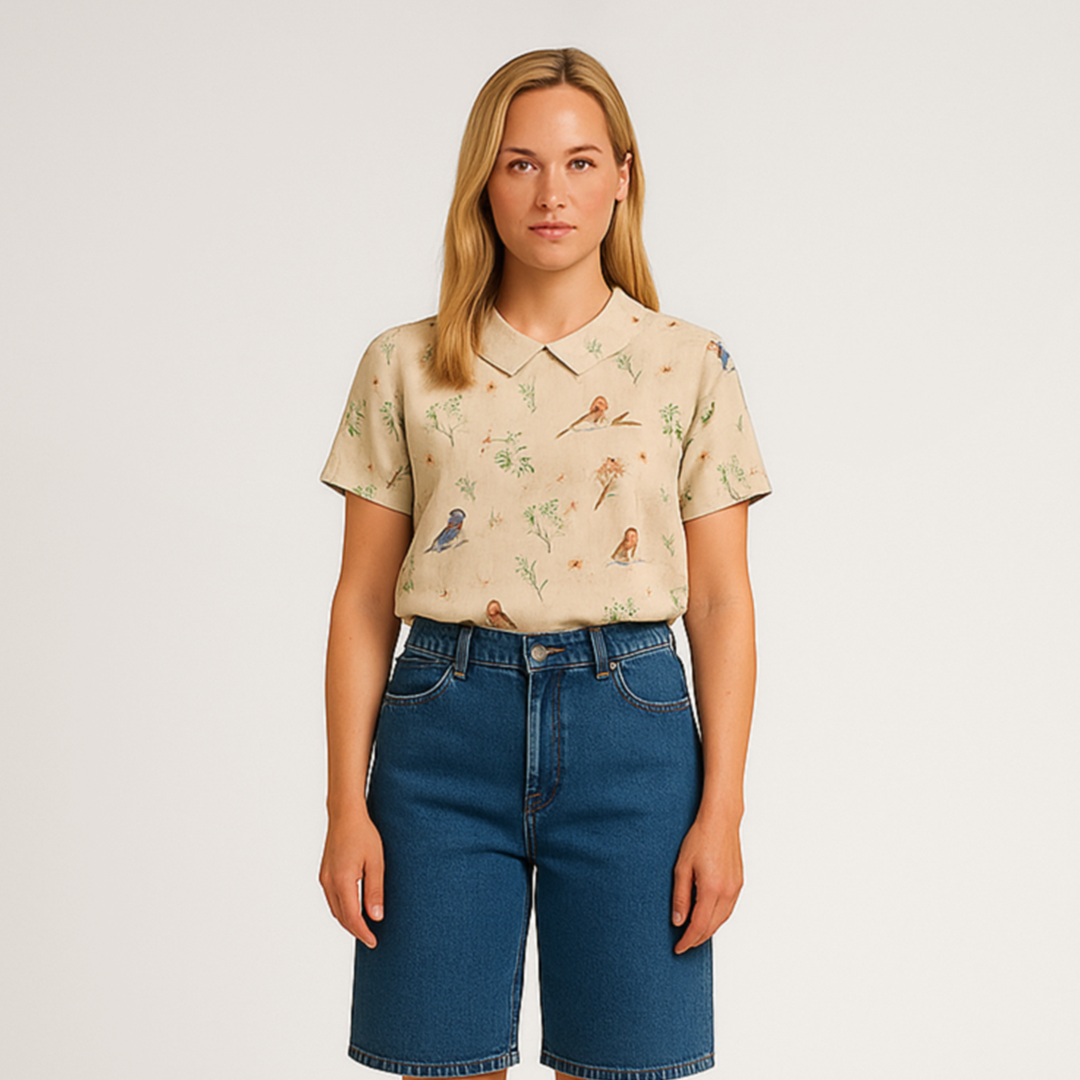 Luftig damebluse med rødkælk design, naturprint med grene og fugle, sommerlig elegance til kvinder.