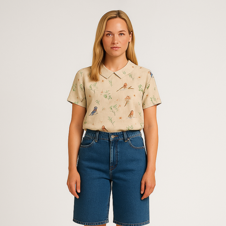 Luftig damebluse med rødkælk design, naturprint med grene og fugle, sommerlig elegance til kvinder.
