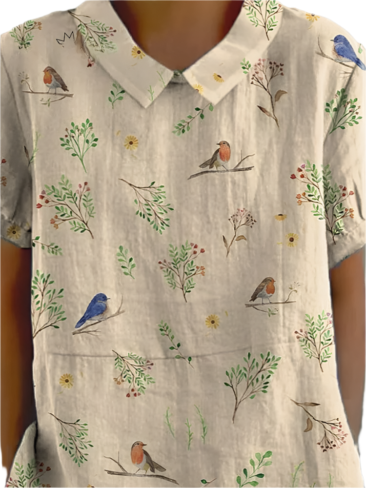 Luftig damebluse med rødkælk design, naturprint med grene og fugle, sommerlig elegance til kvinder.