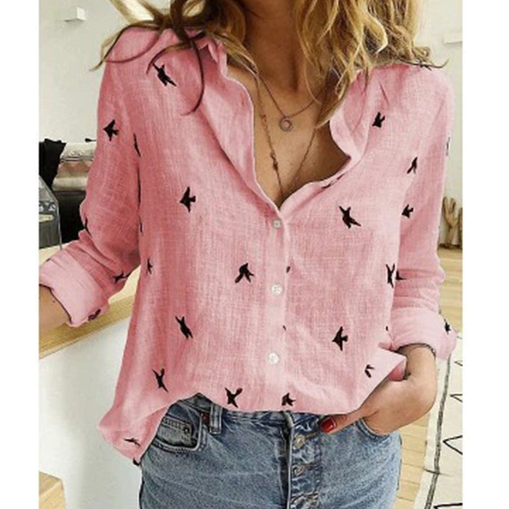 "Luftig sommerbluse til kvinder, charmerende fuglemotiv, mellemlange ærmer, lav halsudskæring, elegant design."
