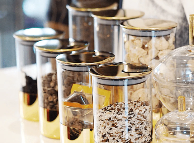 Moderne, lufttætte glas krukker for organiseret køkkenopbevaring. Ideelle stabelbare glasbeholdere til madvarer.