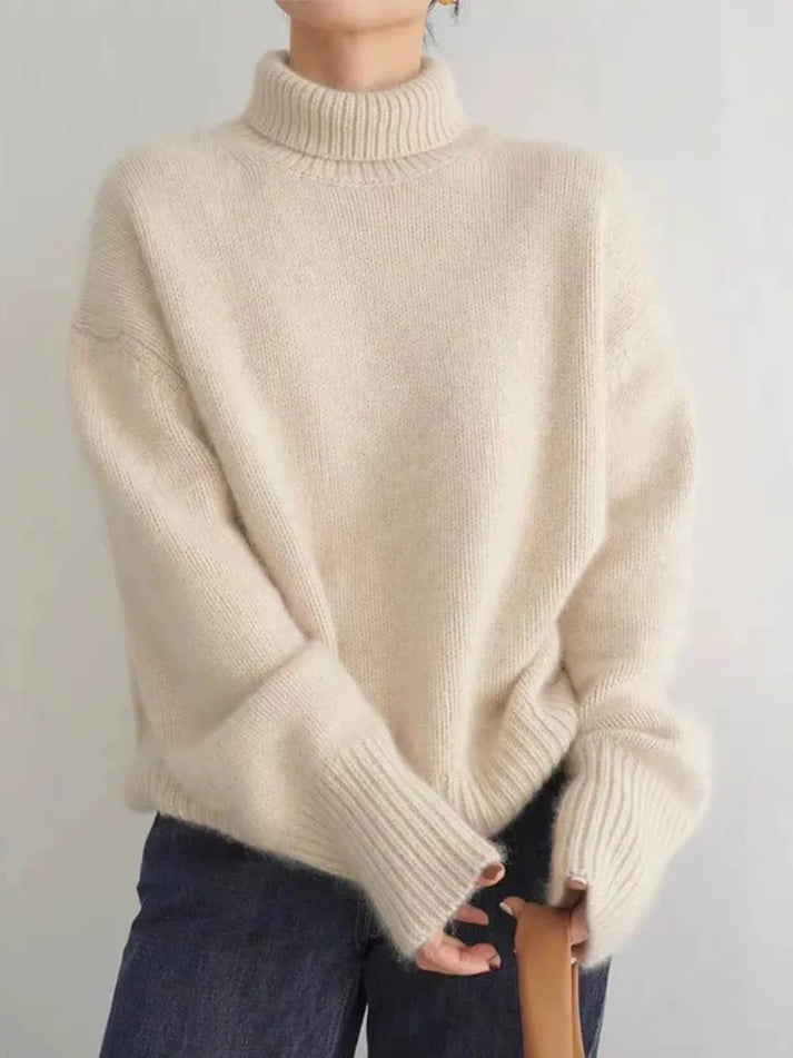 Luksuriøs dame cashmere rullekrave trøje. Elegant og varm strik til kvinder, perfekt til vintermode.
