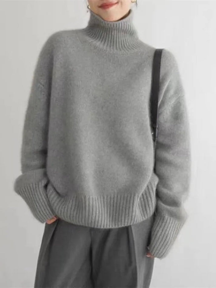 Elegant kvinde rullekrave trøje i 100% luksus cashmere. Ideel vinterstrik for stilfuld komfort og varme.