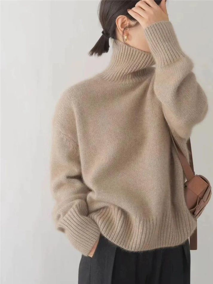 Stilfuld rullekrave trøje i premium cashmere til kvinder. Tidløs, behagelig og perfekt til vinterbrug.