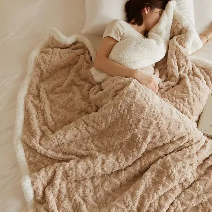 Blød og varm vinterdyne i lammeuld, tilbyder ultimativ komfort og hygge til kolde nætter i hjemmet.