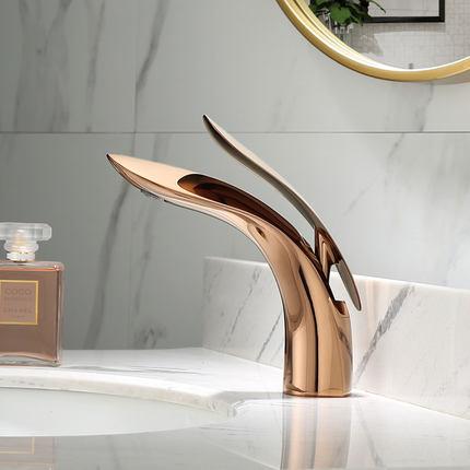 Luksuriøst buet badeværelsesarmatur i moderne design fornyer elegant dit badeværelse. Stilfuld håndvaskarmatur.