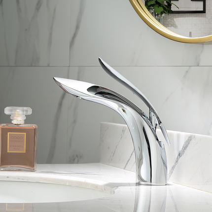 Buet håndvaskarmatur i moderne design; elegant vandhane der passer perfekt til ethvert badeværelse.