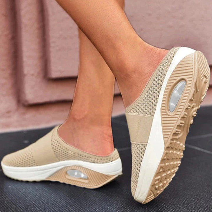 "Luksus Emma slippers sort med blødt materiale og elegant design, perfekt til hjemme- og udendørsbrug, damesko."